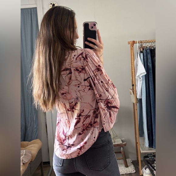 0089. $110 NWT Anthropologie Printed Bell Sleeve Blouse - Picture 10 of 10